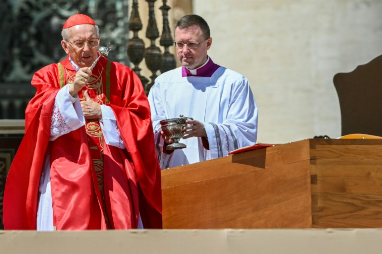 Le cardinal italien Giovanni Battista Re bénit le cercueil du pape François, sur lequel est posé le livre des évangiles, lors de la cérémonie funéraire place Saint-Pierre au Vatican, le 26 avril 2025 ( AFP / Alberto PIZZOLI )