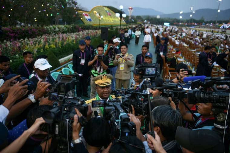 Le porte-parole des militaires au pouvoir en Birmanie, Zaw Min Tun, s'adresse aux médias à Naypyidaw le 27 mars 2025 ( AFP / STR )