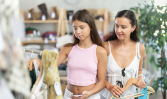 Si les parents financent certains vêtements dont rêvent leurs enfants, ils tentent aussi de les faire réfléchir à l’intérêt économique et utilitaire de leurs achats. (crédit: Adobe Stock)