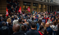 Des manifestants devant le BHV, à Paris, le 10 octobre 2025. ( AFP / DIMITAR DILKOFF )