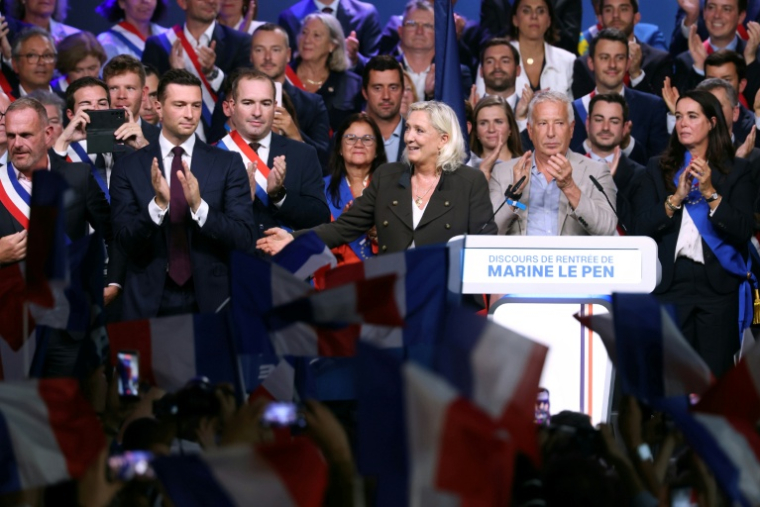La candidate du Rassemblement national à la présidentielle, Marine Le Pen (D) et le président du RN Jordan Bardella (G), le 13 septembre 2026 à Hénin-Beaumont, dans le Pas-de-Calais ( AFP / Thomas SAMSON )
