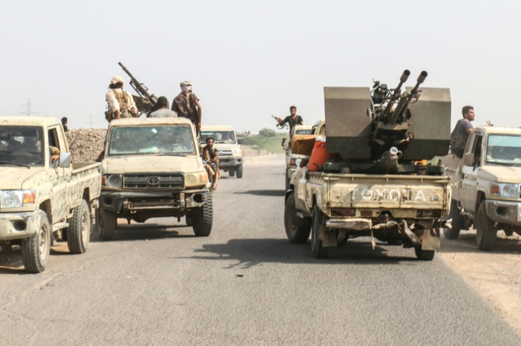 Des membres des forces progouvernementales à bord de pick-ups sur une route du district de Hays, au sud de Hodeïda, le 5 septembre 2026 au Yémen ( AFP / Khaled ZIAD )