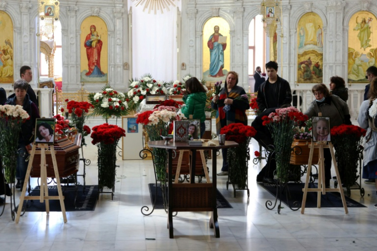 Funérailles, le 27 avril 2022 à Odessa, de trois Ukrainiennes: Kira Glodan, âgée de 3 mois, sa mère Valeria, 28 ans, et sa grand-mère Lioudmyla, tuées le 23 avril 2022 par un missile russe  ( AFP / Oleksandr GIMANOV )