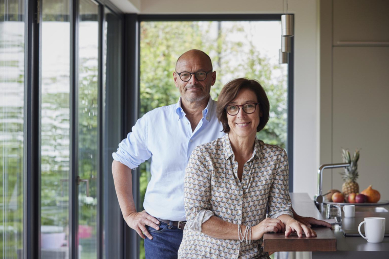 À 62 ans, Jean-Pierre et Isabelle préparent la transmission de leur patrimoine: donations et démembrement pour aider leurs descendants, se protéger et alléger la fiscalité successorale. ( crédit photo : Getty Images/Westend61 )
