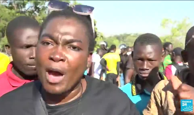 Burkina Faso : face à la pression de la rue, le gouvernement démissionne