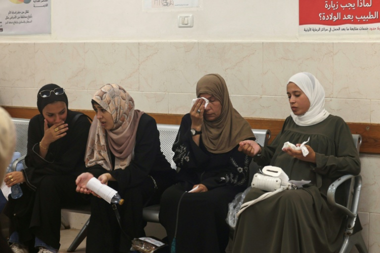 Des Palestiniennes attendent dans un couloir d'une maternité de l'hôpital Nasser, à Khan Younès, dans le sud de la bande de Gaza, le 17 août 2025 ( AFP / - )