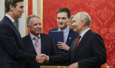 Le président russe Vladimir Poutine (à droite) accueille au Kremlin les émissaires américains Jared Kushner (à gauche) et Steve Witkoff, le 5 septembre 2026 ( POOL / Gavriil GRIGOROV )