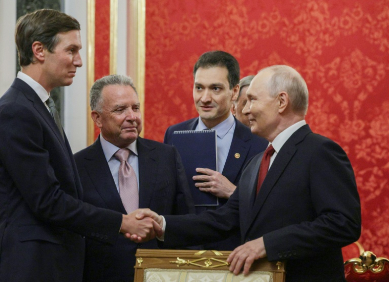 Le président russe Vladimir Poutine (d) accueille au Kremlin les émissaires américains Jared Kushner (g) et Steve Witkoff (2e g), le 5 septembre 2026 à Moscou ( POOL / Gavriil GRIGOROV )