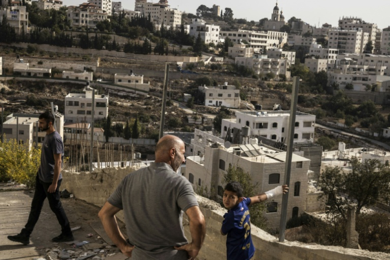 Des Palestiniens forcés par l'armée israélienne à évacuer leur habitation dans le quartier d'Ein Deir Baha, dans la ville d'Hébron, en Cisjordanie occupée, le 24 octobre 2026  ( AFP / JOHN WESSELS )