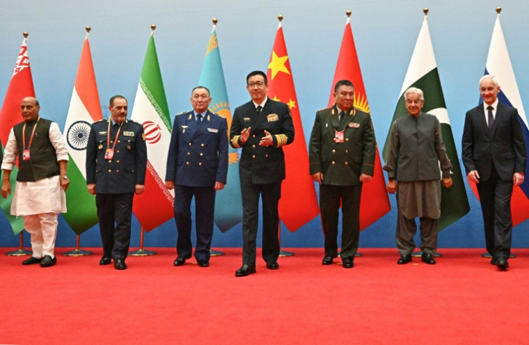 Des ministres de la Défense de l'Organisation de la coopération de Shanghaï (OCS) réunis à Qingdao dans l'est de la Chine, le 26 juin 2025 ( AFP / Pedro PARDO )
