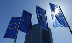 Des drapeaux de l'UE devant le siège de la BCE à Francfort