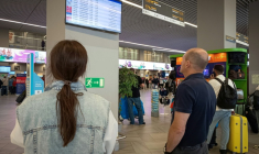 Des passagers regardent un panneau d'affichage des vols à l'aéroport de Kaliningrad, en Russie, le 4 juillet 2026 ( AFP / Guillaume DECAMME )