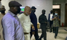 (Photo archives) Des hommes de la State Secret Police (SSS) du Nigeria escortent le leader biafrais Nnamdi Kanu (sans masque), au tribunal d'Abuja (Nigeria), le 21 octobre 2021 ( AFP / Kola Sulaimon )