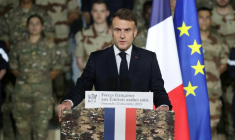 Le président français Emmanuel Macron s'exprime devant les militaires du 5e régiment de cuirassiers sur la base militaire Zayed, près d'Abou Dhabi, le 21 décembre 2025   ( AFP / Ludovic MARIN )