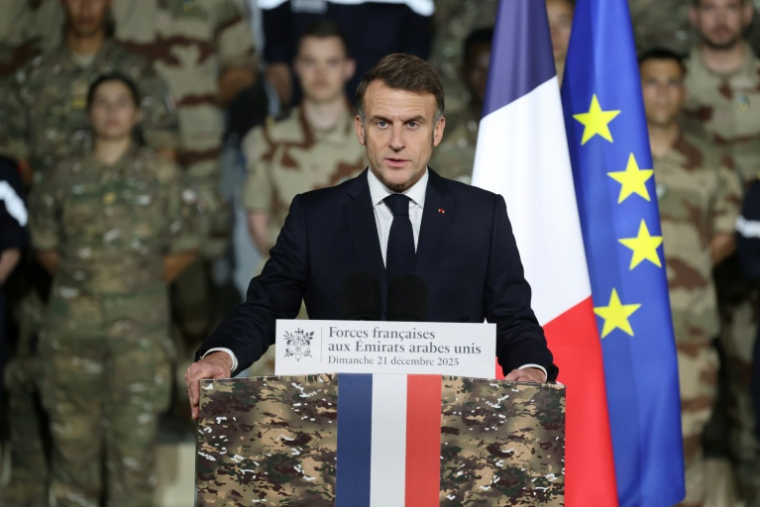 Emmanuel Macron s'adresse aux troupes françaises sur une base militaire près d'Abou Dhabi (Emirats arabes unis), le 21 décembre 2025 ( AFP / Ludovic MARIN )