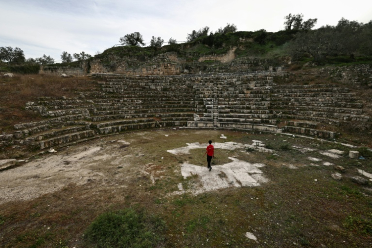 Un garçon se promène dans l'amphithéâtre du site archéologique de Sébaste, à l'ouest de la ville de Naplouse, en Cisjordanie occupée, le 12 février 2026 ( AFP / Zain JAAFAR )