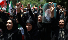 Une Iranienne porte un portrait du guide suprême Ali Khamenei, lor d'une manifestation de soutien au pouvoir en Iran et contre Israël, à Téhéran, le 20 juin 2025 ( AFP / - )