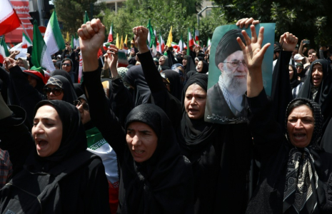 Une Iranienne porte un portrait du guide suprême Ali Khamenei, lor d'une manifestation de soutien au pouvoir en Iran et contre Israël, à Téhéran, le 20 juin 2025 ( AFP / - )