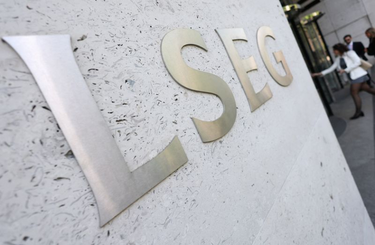 Des panneaux à l'extérieur du siège du LSEG