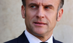 Le président Emmanuel Macron attend au palais de l'Élysée