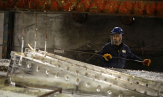 Un ouvrier dans l'usine de Corbetts The Galvanizers à Telford