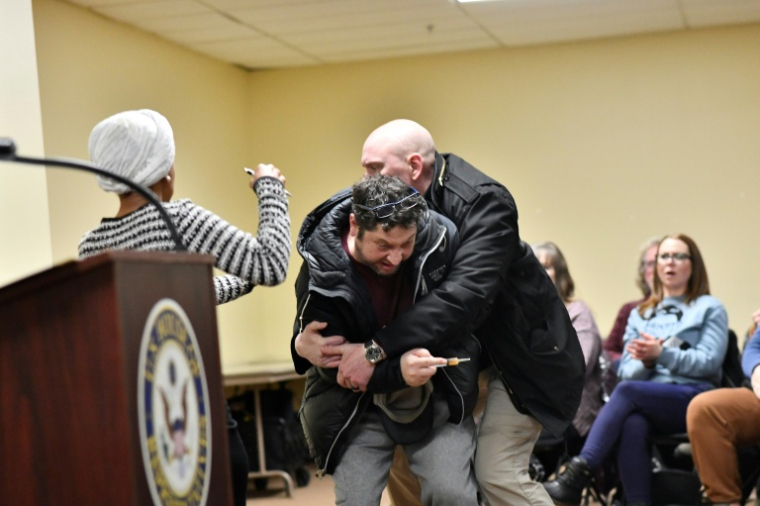 Un homme arrêté après avoir jeté un liquide sur Ilhan Omar à Minneapolis, Minnesota, le 27 janvier 2026 ( AFP / Octavio JONES )