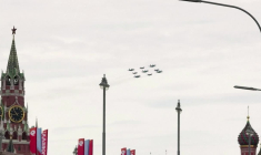 Des avions de chasse russes survolent la Place Rouge pendant le défilé de la Victoire