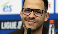 L'entraîneur anglais Liam Rosenior, annonçant son départ de Strasbourg à Chelsea, le mardi 6 janvier 2026, lors d'une conférence de presse à Strasbourg ( AFP / ROMEO BOETZLE )