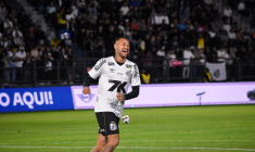 Neymar s’enfile un pot de pop-corn pendant un match de Santos