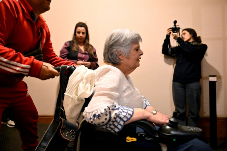 Beatriz Gelos, qui souffre d'une maladie dégénérative et milite pour l'euthanasie, quitte le parlement, le 15 octobre 2025 ( AFP / Santiago Mazzarovich )