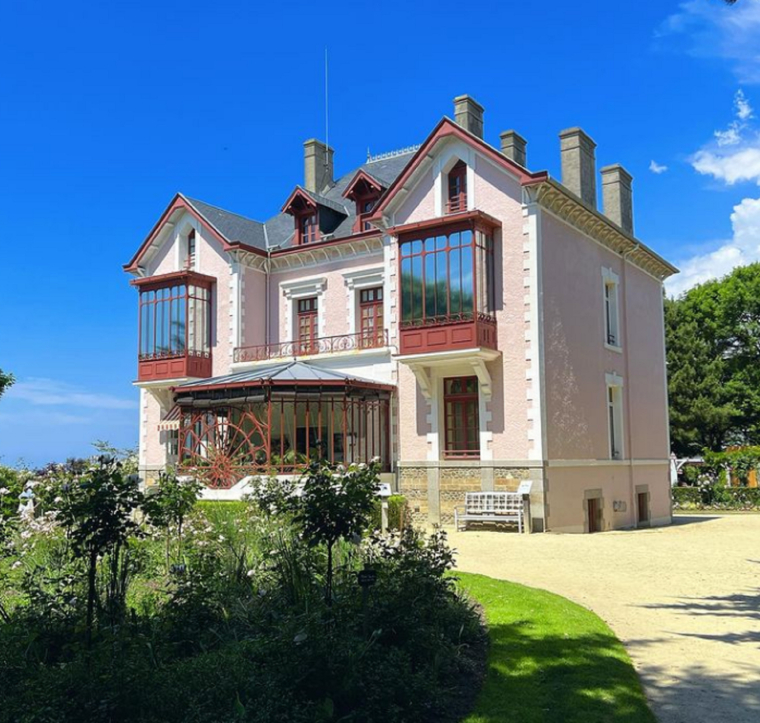 Découvrez la maison où Christian Dior a passé son enfance. crédit photo : Capture d’écran Instagram @c.ecile87