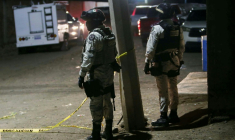 Des agents de la Garde nationale mexicaine sur la scène de crime à Salamanca, dans l'Etat mexicain de Guanajuato, le 25 janvier 2026 ( AFP / Mario Armas )
