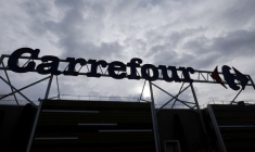 Logo de Carrefour à l'extérieur d'un hypermarché à Nice