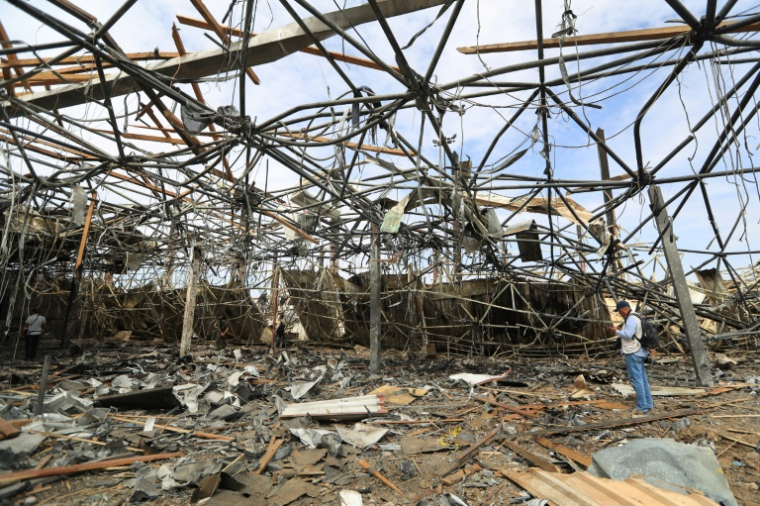 Les dégâts dans l'aéroport international de Sanaa au lendemain de frappes israéliennes, le 7 mai 2025 ( AFP / Mohammed HUWAIS )