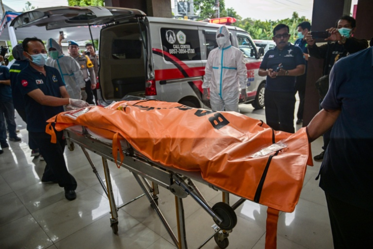 Le corps d'un étudiant, tué dans l'effondrement d'un bâtiment à l'internat islamique Al Khoziny,  transporté dans un sac mortuaire à l'hôpital Bhayangkara de Surabaya, dans la province de Java oriental, le 4 octobre 2025 en Indonésie ( AFP / Juni KRISWANTO )