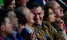 Le Premier ministre socialiste Pedro Sánchez avec Jose Luis Rodriguez Zapatero, à Séville, le  30 novembre 2024. ( AFP / CRISTINA QUICLER )