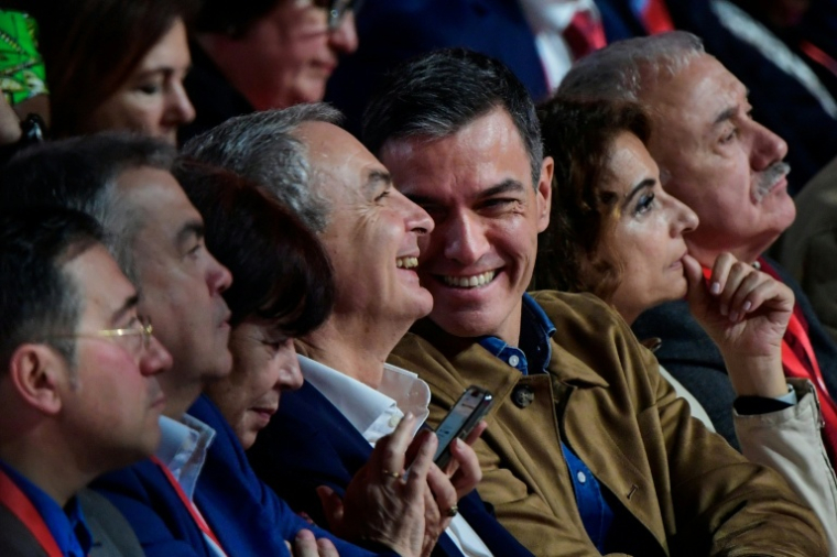 Le Premier ministre socialiste Pedro Sánchez avec Jose Luis Rodriguez Zapatero, à Séville, le  30 novembre 2024. ( AFP / CRISTINA QUICLER )