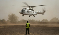 Un hélicoptère du Service aérien humanitaire des Nations Unies (UNHAS)  atterrit dans un camp de déplacés à Dori, au nord du Burkina, le 31 mai 2024 ( AFP / FANNY NOARO-KABRÉ )
