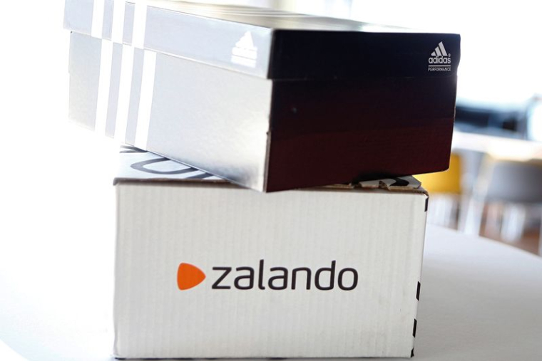 Une boîte Adidas posée sur un carton Zalando