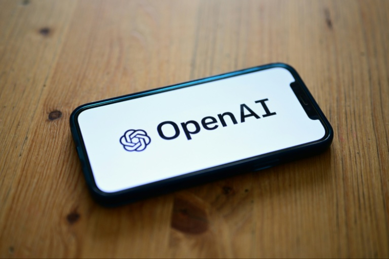 Apple et OpenAI durcissent leur bataille judiciaire sur les futurs appareils du créateur de ChatGPT ( AFP / MARCO BERTORELLO )