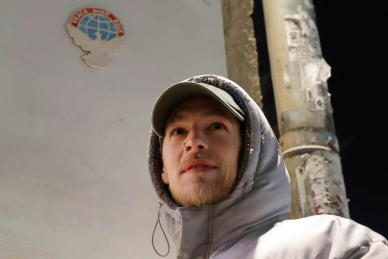 Mikhaïl, jeune artiste qui fixe sur les murs de Voronej de petites plaques en céramique appelant à la "paix", lors d'un entretien avec l'AFP, le 23 janvier 2026 en Russie ( AFP / TATYANA MAKEYEVA )