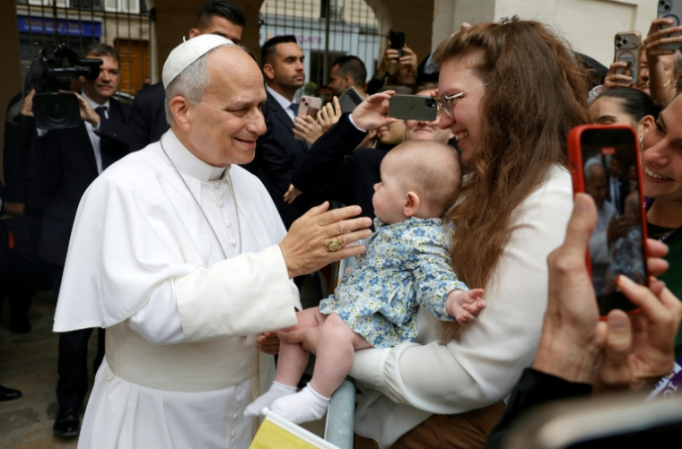Le pape Léon XIV bénit un bébé après une rencontre avec des membres de l’Assemblée synodale provinciale, des catéchumènes et des néophytes, à l’Institut catholique de Paris, le 26 septembre 2026 ( AFP / GEOFFROY VAN DER HASSELT )