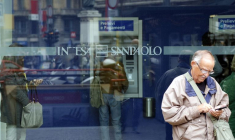Les guichets automatiques bancaires d'Intesa Sanpaolo à Milan, en Italie