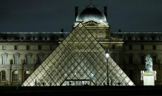 Le musée du Louvre et sa Pyramide réalisée par l'architecte Ieoh Ming Pei, le 19 février 2026 à Paris ( AFP / GEOFFROY VAN DER HASSELT )