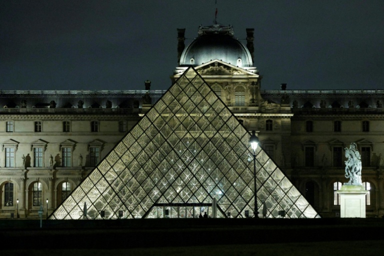 Le musée du Louvre et sa Pyramide réalisée par l'architecte Ieoh Ming Pei, le 19 février 2026 à Paris ( AFP / GEOFFROY VAN DER HASSELT )