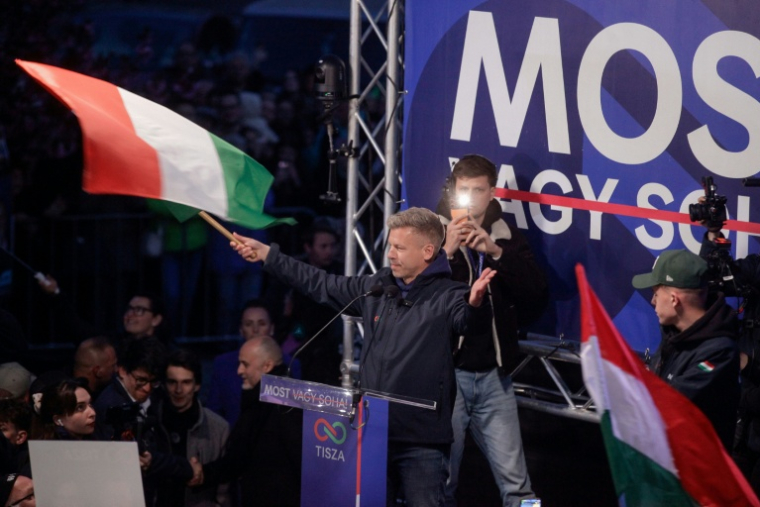 Peter Magyar, chef du parti Tisza, s'adresse à ses partisans lors d'un meeting électoral à Miskolc, en Hongrie, le 10 avril 2026 ( AFP / Peter Kohalmi )