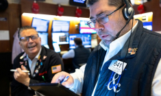 Traders sur le parquet du New York Stock Exchange le 1er avril 2025. ( GETTY IMAGES NORTH AMERICA / Michael M. Santiago )