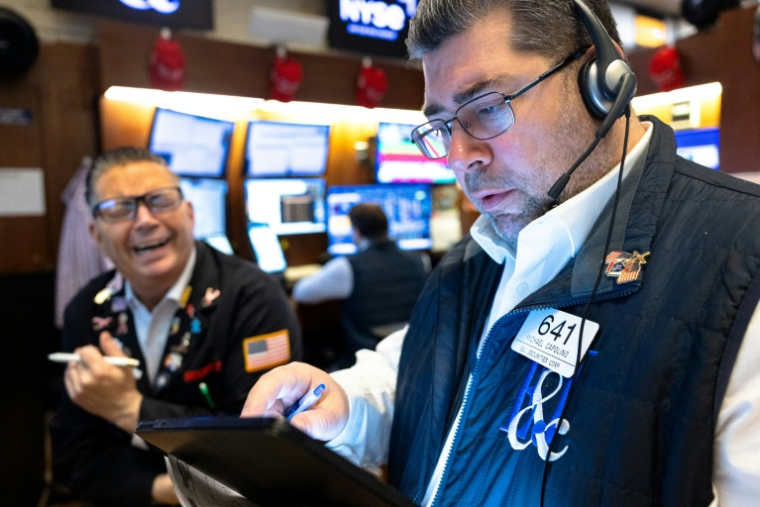 Traders sur le parquet du New York Stock Exchange le 1er avril 2025. ( GETTY IMAGES NORTH AMERICA / Michael M. Santiago )