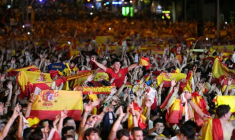 Célébrations sur la place Colon à Madrid après la victoire de l'Espagne en finale de la Coupe du monde de football, le 19 juillet 2026 ( AFP / Paul Hanna )