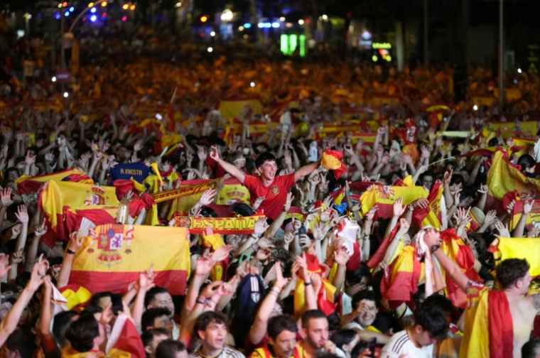 Célébrations sur la place Colon à Madrid après la victoire de l'Espagne en finale de la Coupe du monde de football, le 19 juillet 2026 ( AFP / Paul Hanna )